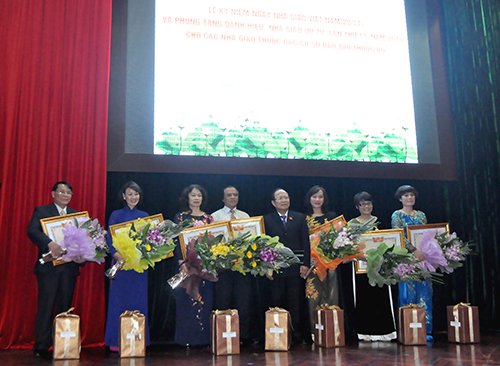 Thừa ủy quyền của Chủ tịch nước, Bộ trưởng Bộ VHTTDL Hoàng Tuấn Anh trao tặng danh hiệu Nhà giáo ưu tú cho 7 nhà giáo khối cơ sở đào tạo trực thuộc Bộ.